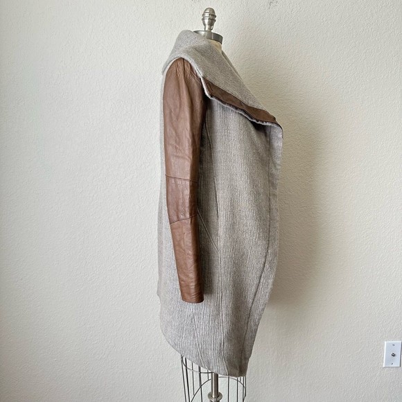 HELMUT LANG Willowed Felt Wool Coat with Leather Sleeve in Flax - Picture 5 of 15